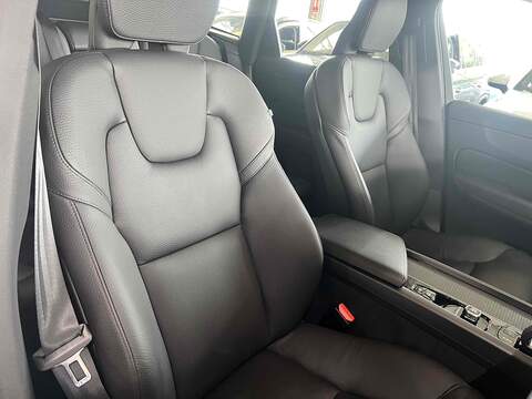 Volvo XC60 2.0 B5 MHEV Momentum SUV 5dr Petrol Hybrid Auto Euro 6 (s/s) (250 ps) - U10194