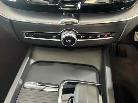 Volvo XC60 2.0 B5 MHEV Momentum SUV 5dr Petrol Hybrid Auto Euro 6 (s/s) (250 ps) - U10194