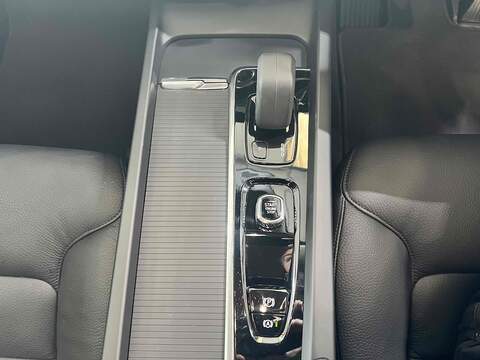 Volvo XC60 2.0 B5 MHEV Momentum SUV 5dr Petrol Hybrid Auto Euro 6 (s/s) (250 ps) - U10194