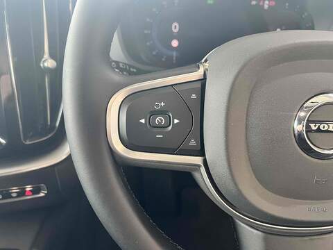 Volvo XC60 2.0 B5 MHEV Momentum SUV 5dr Petrol Hybrid Auto Euro 6 (s/s) (250 ps) - U10194