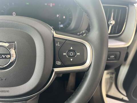 Volvo XC60 2.0 B5 MHEV Momentum SUV 5dr Petrol Hybrid Auto Euro 6 (s/s) (250 ps) - U10194