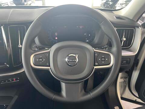 Volvo XC60 2.0 B5 MHEV Momentum SUV 5dr Petrol Hybrid Auto Euro 6 (s/s) (250 ps) - U10194