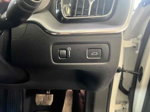 Volvo XC60 2.0 B5 MHEV Momentum SUV 5dr Petrol Hybrid Auto Euro 6 (s/s) (250 ps) - U10194