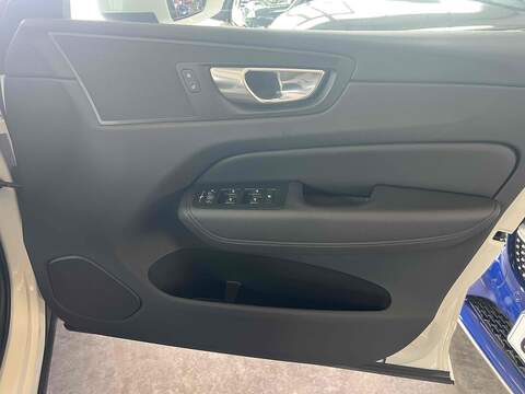 Volvo XC60 2.0 B5 MHEV Momentum SUV 5dr Petrol Hybrid Auto Euro 6 (s/s) (250 ps) - U10194