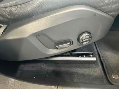 Volvo XC60 2.0 B5 MHEV Momentum SUV 5dr Petrol Hybrid Auto Euro 6 (s/s) (250 ps) - U10194