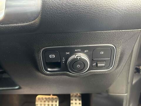 Mercedes-Benz GLB 2.0 GLB220d AMG Line (Premium) SUV 5dr Diesel 8G-DCT 4MATIC Euro 6 (s/s) (5 Seat) (190 ps) - U10229