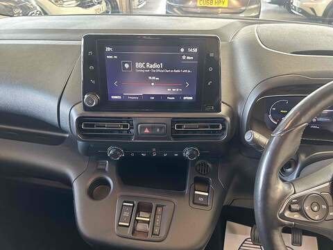 Vauxhall Combo Life Electric 50kWh SE MPV 5dr Electric Auto (5 Seat, 7.4kW Charger) (136 ps) - U10279