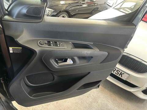 Vauxhall Combo Life Electric 50kWh SE MPV 5dr Electric Auto (5 Seat, 7.4kW Charger) (136 ps) - U10279