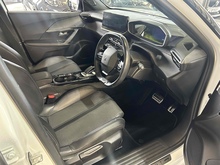 Peugeot E-2008 GT - Thumb 6