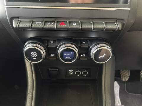 Renault Captur 1.3 TCe Iconic SUV 5dr Petrol Manual Euro 6 (s/s) (140 ps) - U10498