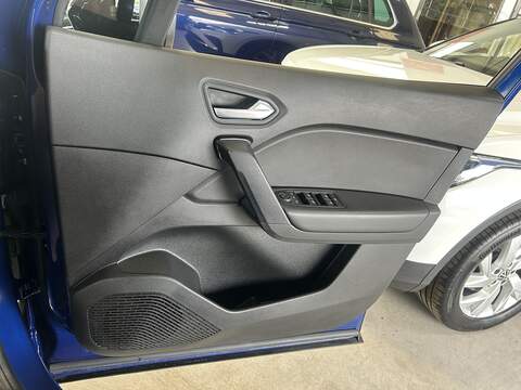 Renault Captur 1.3 TCe Iconic SUV 5dr Petrol Manual Euro 6 (s/s) (140 ps) - U10498