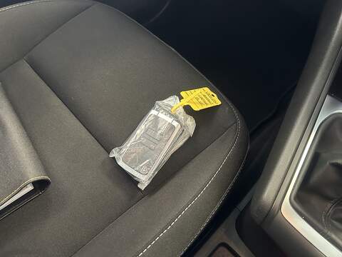 Renault Captur 1.3 TCe Iconic SUV 5dr Petrol Manual Euro 6 (s/s) (140 ps) - U10498