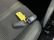Peugeot E-2008 GT - Thumb 21