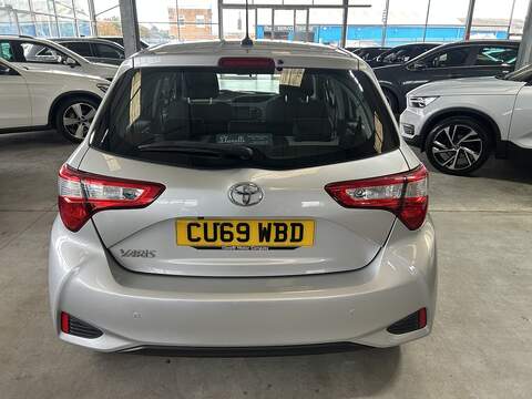 Toyota Yaris 1.5 VVT-i Icon Tech Hatchback 5dr Petrol Manual Euro 6 (111 ps) - U10538