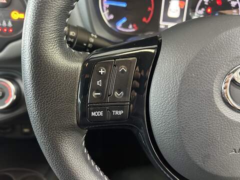 Toyota Yaris 1.5 VVT-i Icon Tech Hatchback 5dr Petrol Manual Euro 6 (111 ps) - U10538