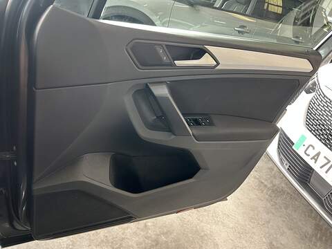 Volkswagen Tiguan 2.0 TDI SE Navigation SUV 5dr Diesel Manual Euro 6 (s/s) (150 ps) - U10542