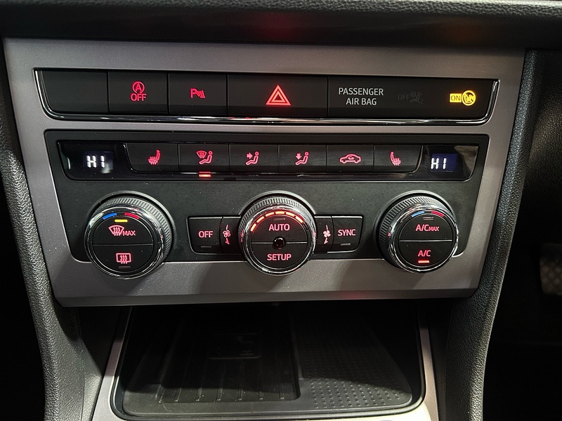 SEAT Leon 1.4 TSI XCELLENCE Technology Hatchback 5dr Petrol Manual Euro 6 (s/s) (125 ps) - U10786