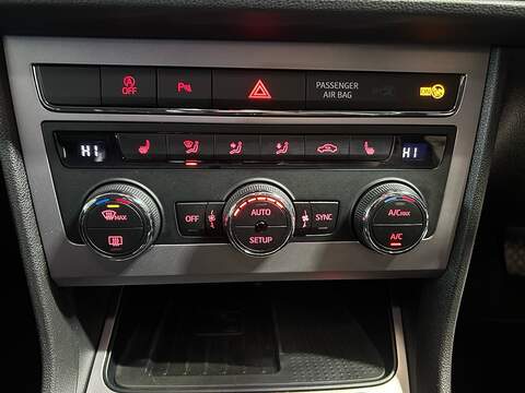 SEAT Leon 1.4 TSI XCELLENCE Technology Hatchback 5dr Petrol Manual Euro 6 (s/s) (125 ps) - U10786