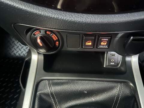 Nissan Navara 2.3 dCi Acenta Pickup Double Cab 4dr Diesel Manual 4WD Euro 6 (s/s) (163 ps) - U10797