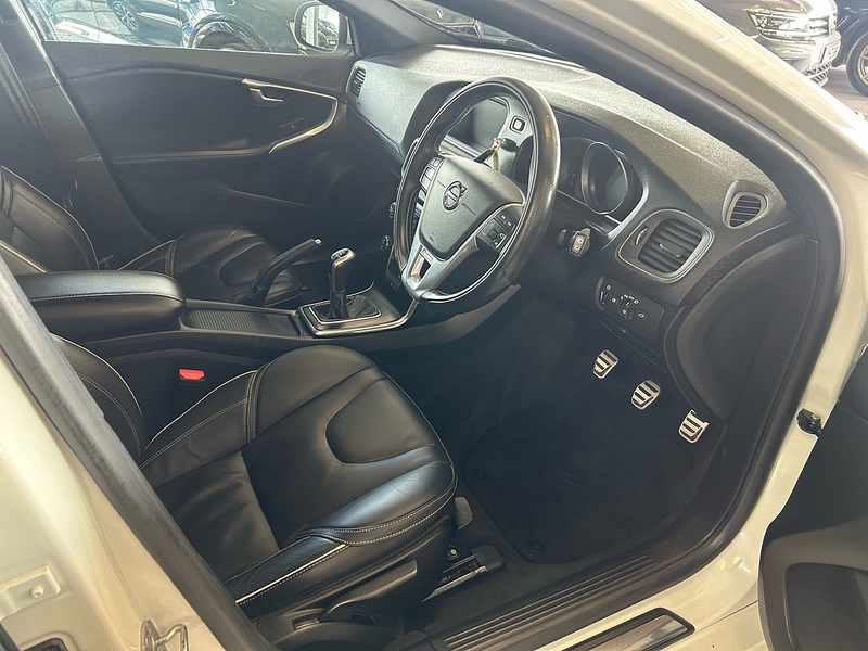 Volvo V40 2.0 T2 R-Design Pro Hatchback 5dr Petrol Manual Euro 6 (s/s) (122 ps) - U10939