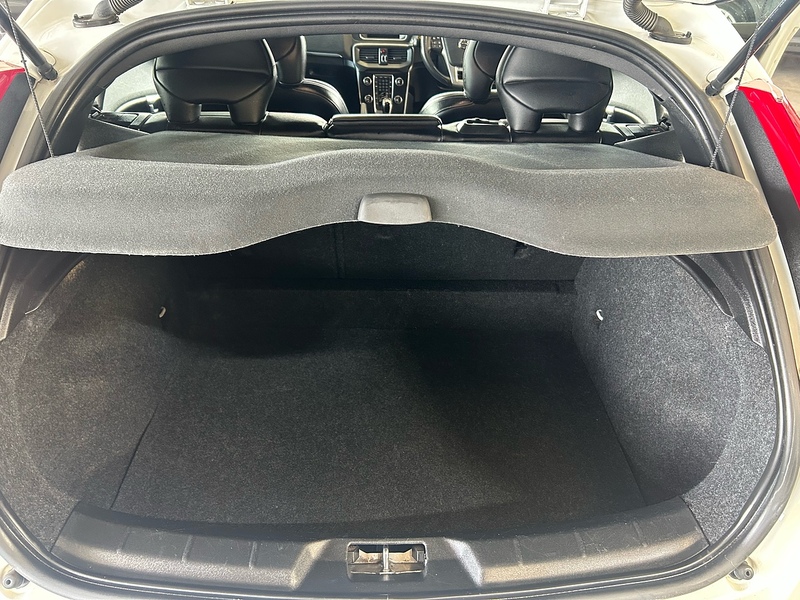 Volvo V40 2.0 T2 R-Design Pro Hatchback 5dr Petrol Manual Euro 6 (s/s) (122 ps) - U10939