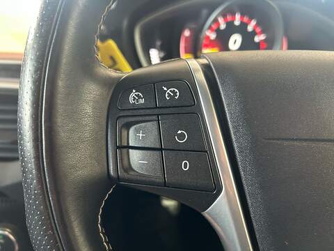 Volvo V40 2.0 T2 R-Design Pro Hatchback 5dr Petrol Manual Euro 6 (s/s) (122 ps) - U10939