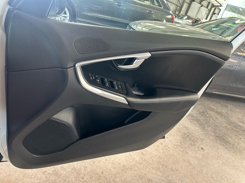 Volvo V40 2.0 T2 R-Design Pro Hatchback 5dr Petrol Manual Euro 6 (s/s) (122 ps) - U10939