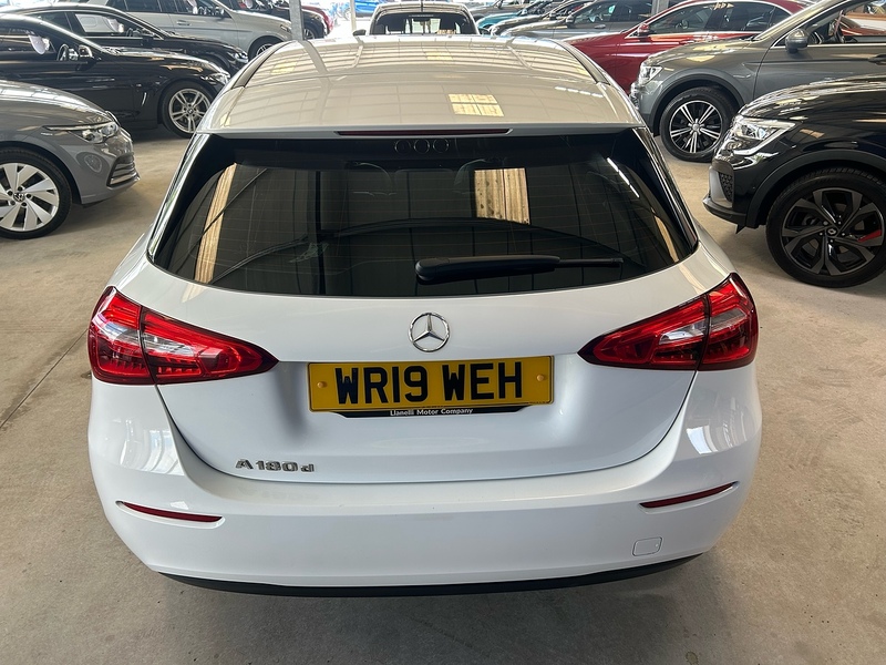 Mercedes-Benz A Class 1.5 A180d SE Hatchback 5dr Diesel 7G-DCT Euro 6 (s/s) (116 ps) - U11038