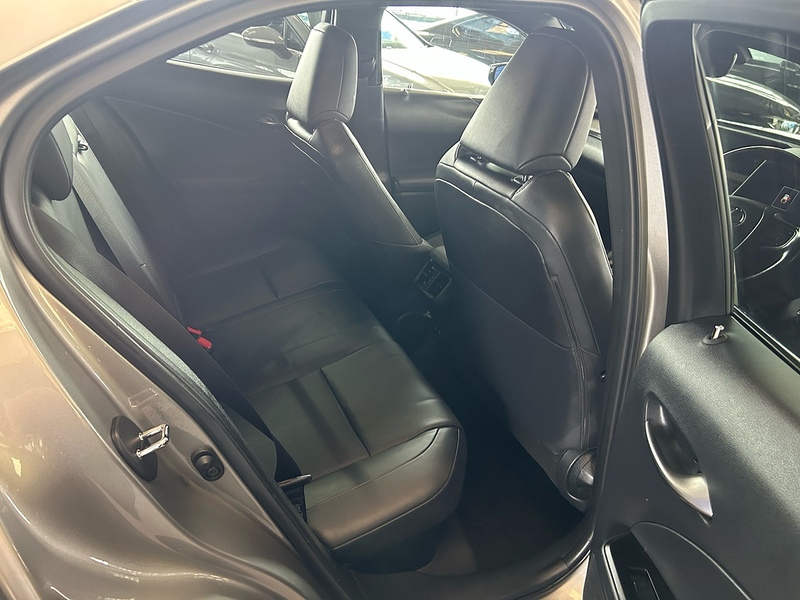 Lexus UX 250h - U11055
