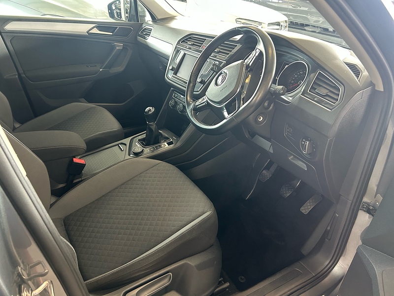 Volkswagen Tiguan TDI BlueMotion Tech SE Navigation - U11057