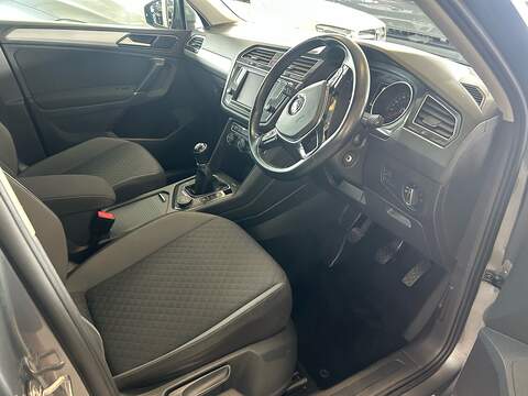 Volkswagen Tiguan TDI BlueMotion Tech SE Navigation - U11057