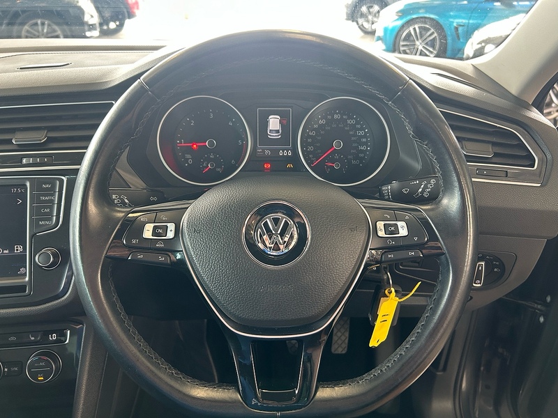 Volkswagen Tiguan TDI BlueMotion Tech SE Navigation - U11057