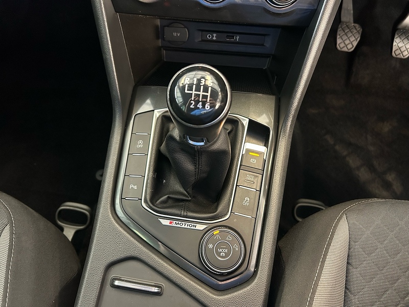Volkswagen Tiguan TDI BlueMotion Tech SE Navigation - U11057