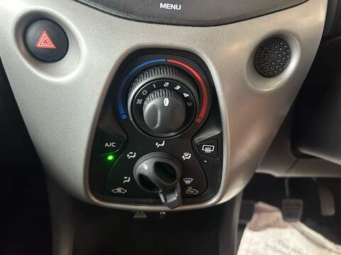 Toyota AYGO VVT-i x-play - U11162