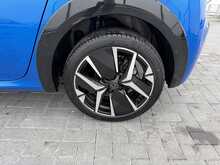 Peugeot 208 PureTech GT - U7407