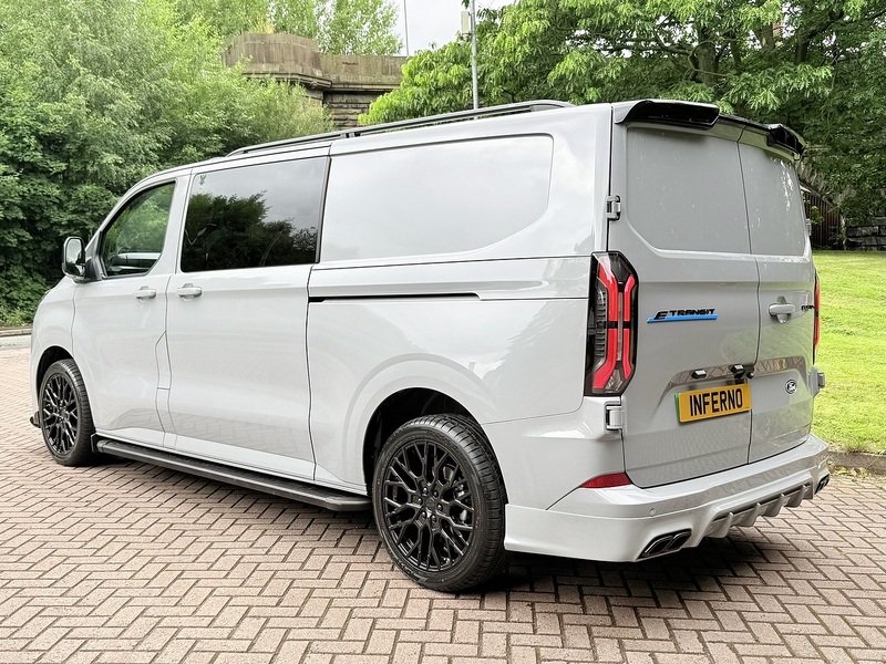Ford 320 65kWh Limited Crew Van Double Cab 5dr Electric Auto L2 H1 (136 ps)