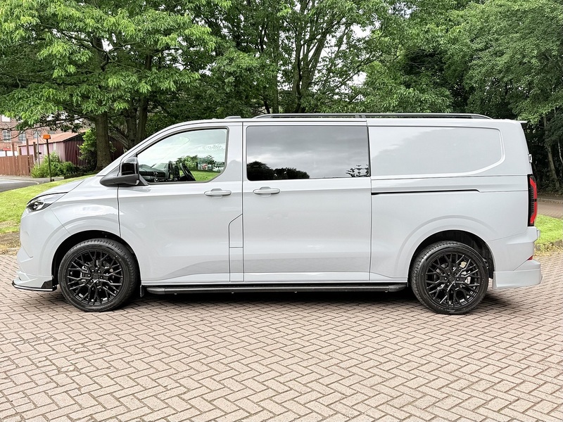 Ford 320 65kWh Limited Crew Van Double Cab 5dr Electric Auto L2 H1 (136 ps)