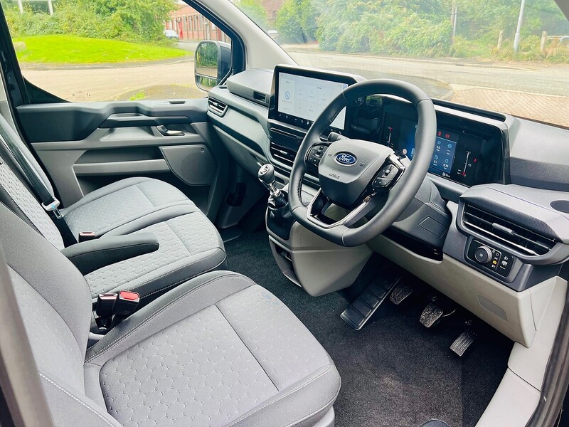 Ford 2.0 300 EcoBlue Limited Crew Van Double Cab 5dr Diesel Manual L2 H1 Euro 6 (s/s) (136 ps)
