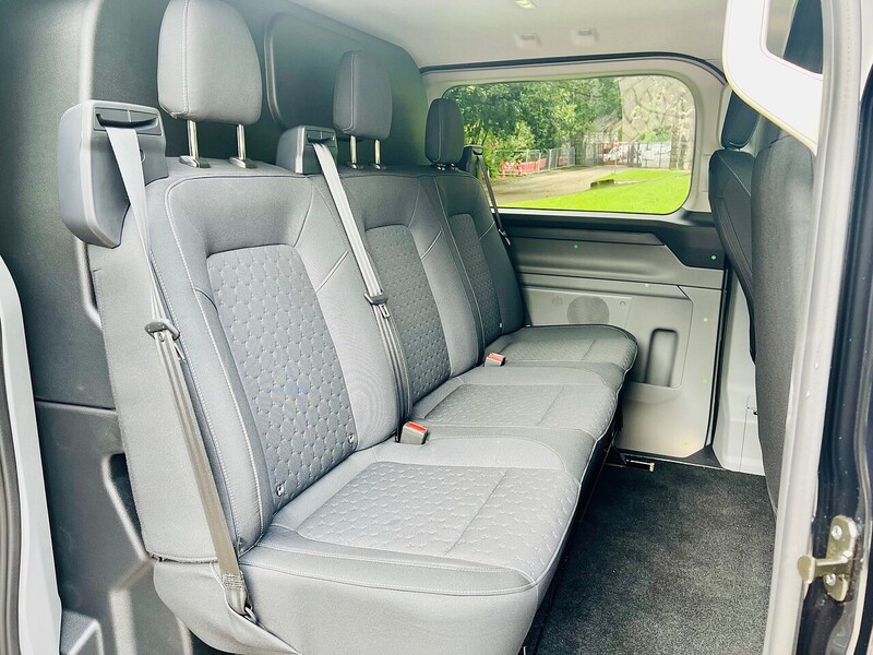 Ford 2.0 300 EcoBlue Limited Crew Van Double Cab 5dr Diesel Manual L2 H1 Euro 6 (s/s) (136 ps)