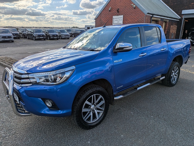 Toyota 2.4 D-4D Invincible Pickup Double Cab 4dr Diesel Auto 4WD Euro 6 (TSS, 3.5t) (150 ps)