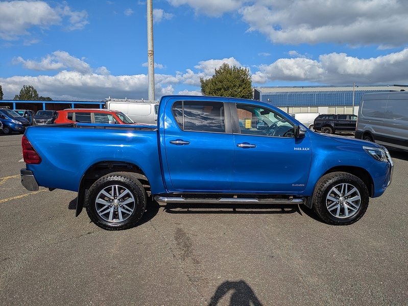 Toyota 2.4 D-4D Invincible Pickup Double Cab 4dr Diesel Auto 4WD Euro 6 (TSS, 3.5t) (150 ps)