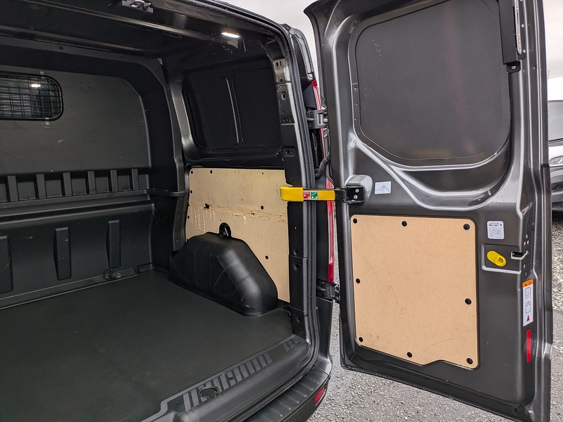 Ford 2.0 300 EcoBlue Limited Crew Van Double Cab 5dr Diesel Auto L1 H1 Euro 6 (s/s) (170 ps)