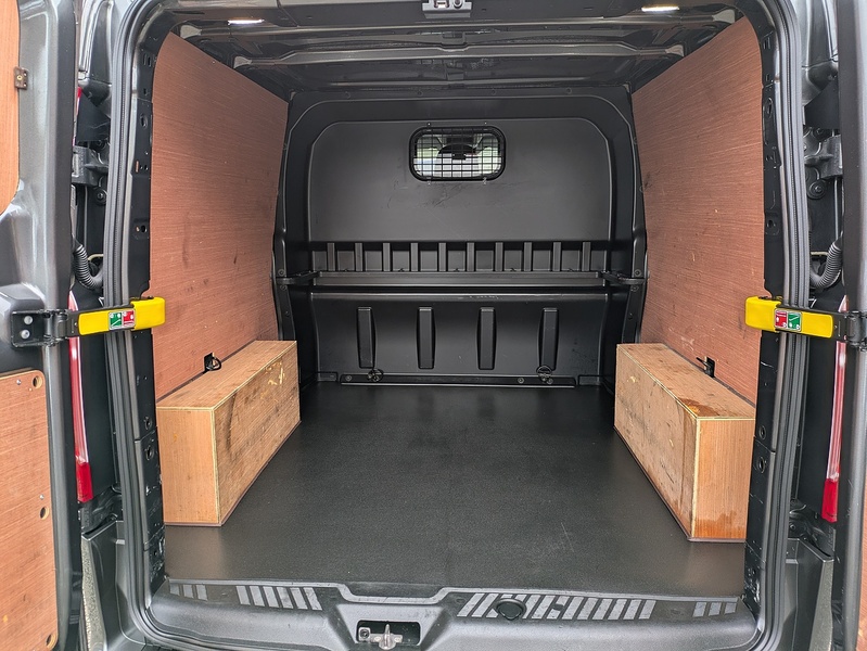 Ford 2.0 320 EcoBlue Limited Crew Van Double Cab 5dr Diesel Manual L2 H1 Euro 6 (s/s) (130 ps)