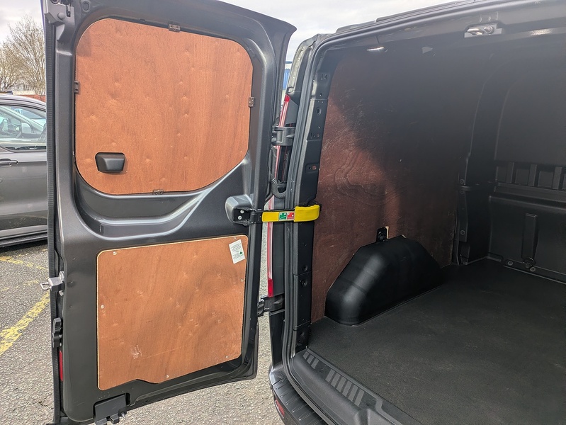 Ford 2.0 320 EcoBlue Limited Crew Van Double Cab 5dr Diesel Manual L2 H1 Euro 6 (s/s) (130 ps)