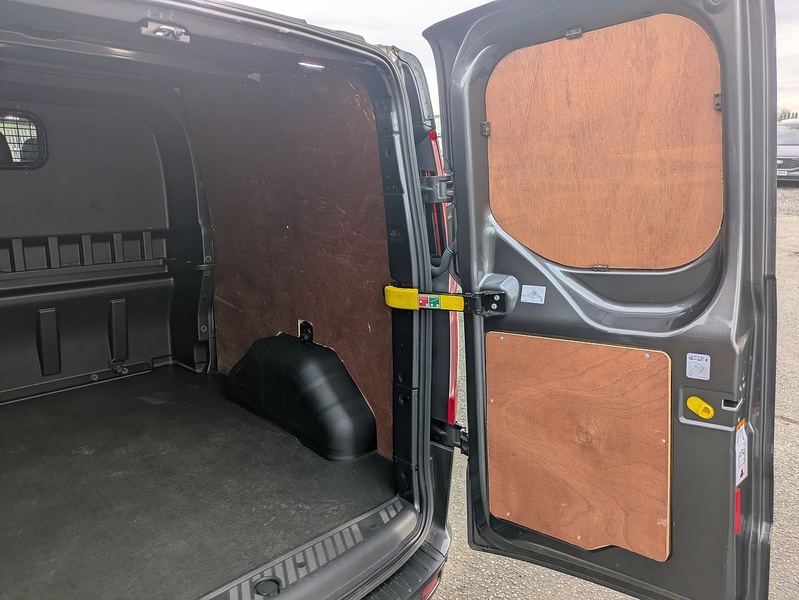 Ford 2.0 320 EcoBlue Limited Crew Van Double Cab 5dr Diesel Manual L2 H1 Euro 6 (s/s) (130 ps)