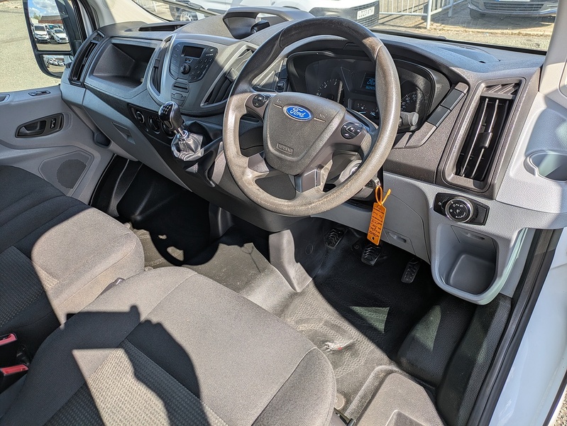 Ford 2.2 TDCi 350 Chassis Cab 2dr Diesel Manual RWD L4 H1 Euro 5 (DRW) (125 ps)