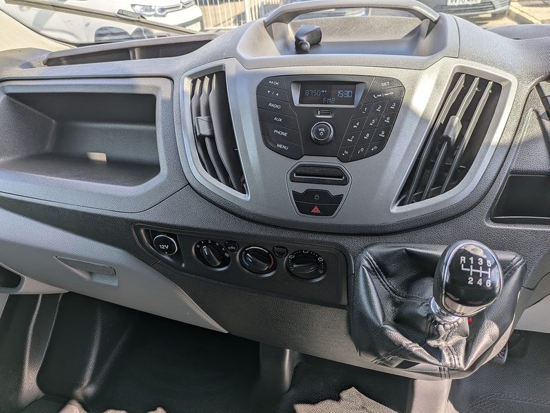 Ford 2.2 TDCi 350 Chassis Cab 2dr Diesel Manual RWD L4 H1 Euro 5 (DRW) (125 ps)