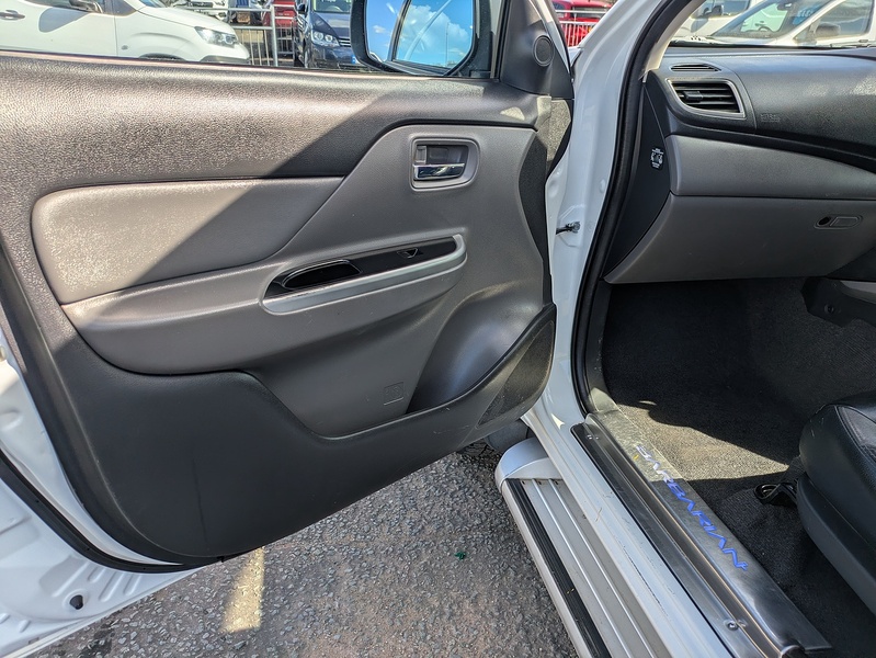 Mitsubishi 2.4 DI-D DC Barbarian Pickup Double Cab 4dr Diesel Auto 4WD Euro 6 (178 ps)