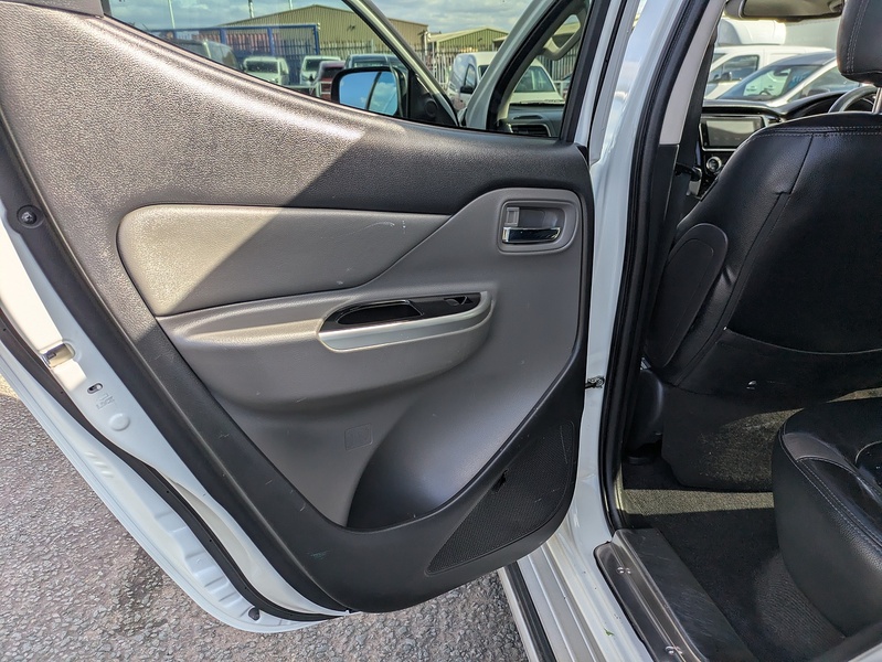 Mitsubishi 2.4 DI-D DC Barbarian Pickup Double Cab 4dr Diesel Auto 4WD Euro 6 (178 ps)