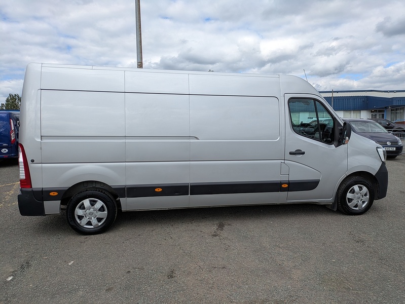 Renault 2.3 dCi 35 Business+ Panel Van 4dr Diesel Manual FWD LWB Medium Roof Euro 6 (135 ps)